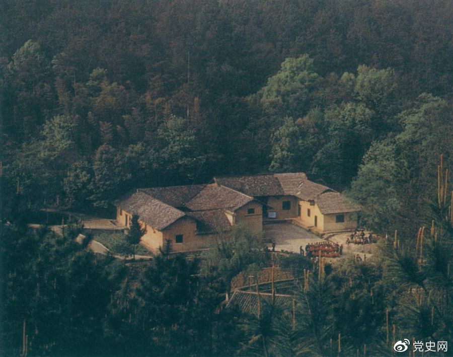 毛澤東故居——湖南省湘潭縣韶山?jīng)_上屋場(chǎng)。1893年12月26日，毛澤東在這里誕生。