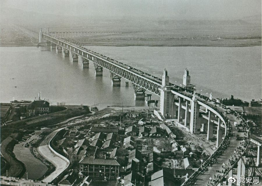 1968年12月29日， 南京長江大橋全面建成通車。這是當(dāng)時中國自行設(shè)計建造的最大的鐵路、公路兩用橋。